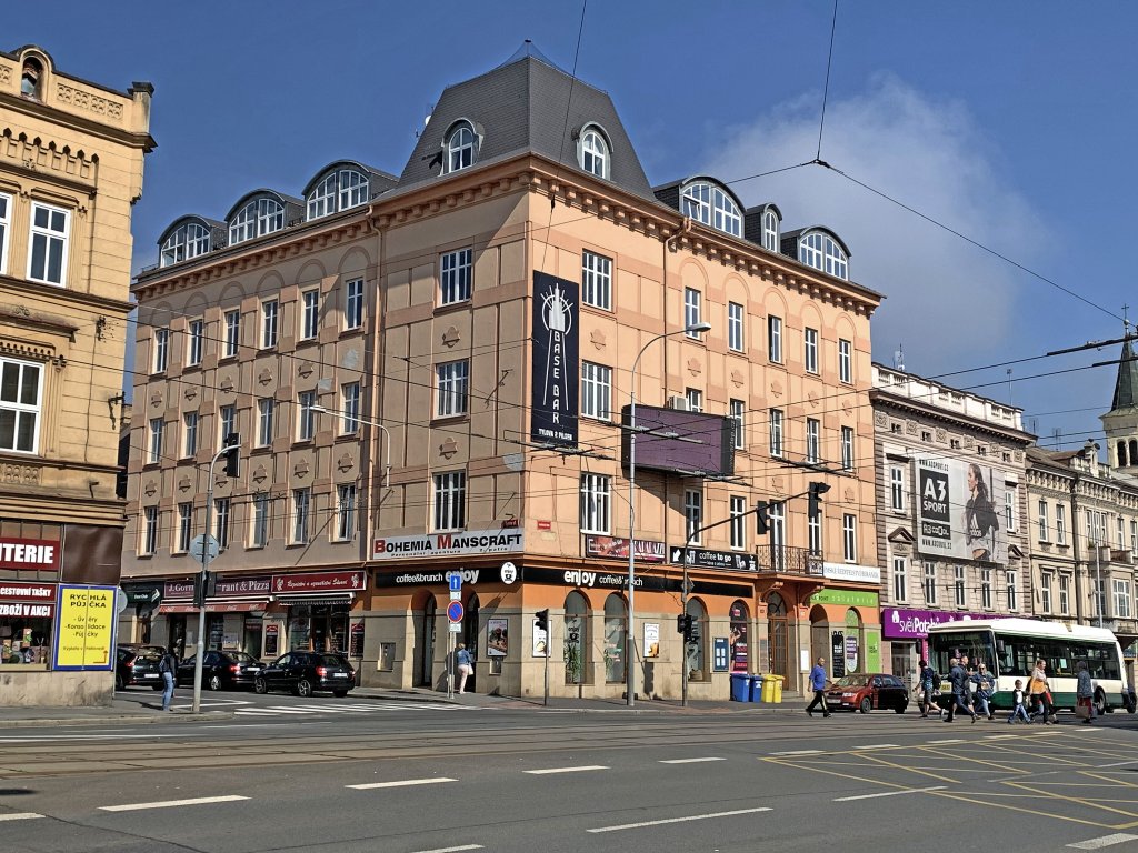 Pravidelný pronájem různých typů prostor v činžovním domě v Plzni