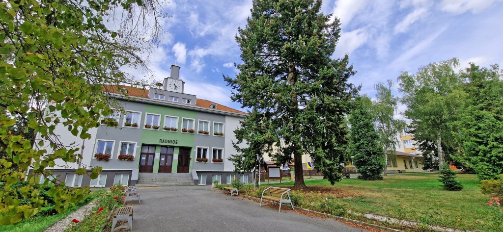 městský úřad a budova pošty vpravo městský úřad a budova pošty vpravo