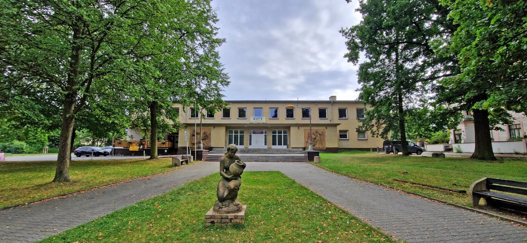 kulturní dům s parkem a pizzerií kulturní dům s parkem a pizzerií