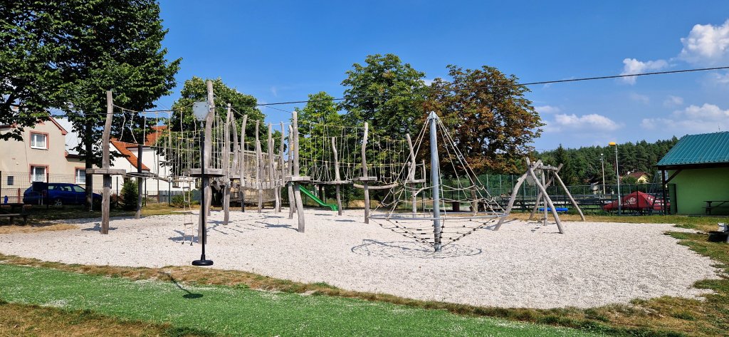 dětské lanové hřiště s pískovištěm a prolézačkami dětské lanové hřiště s pískovištěm a prolézačkami
